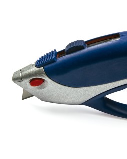 Cuter q-connect xs6200 metalico ancho azul y gris con mango de plastico y compartimento para cuchillas
