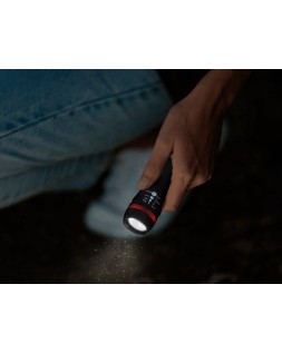 Linterna q-connect kf18749 plastico con zoom 1w modo alumbrado encendido apagado incluye 3 pilas aaa